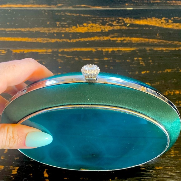 Green oval clutch, almost gem like! Stunning for date night - Picture 1 of 3